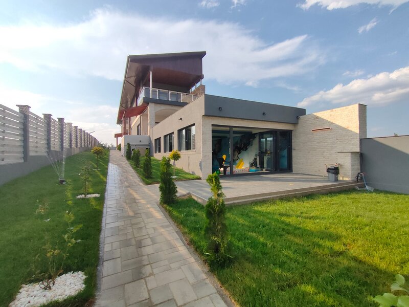 Corbeanca pe malul lacului si langa padure, vila de inchiriat.